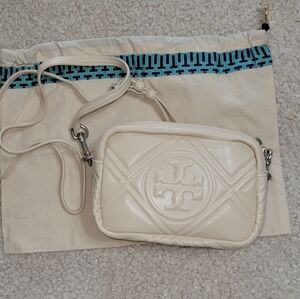 NWOT Tory Burch Perry Bombe Crossbody in cream